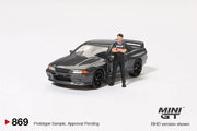 Mini GT - Nissan Skyline GT-R (R32) Gunmetal w/ Matsuda Figure - #869